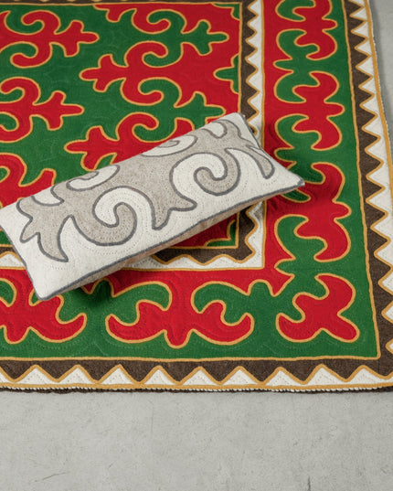 Салбай: ковёр шырдак ручной работы из войлока (красный и зелёный)
