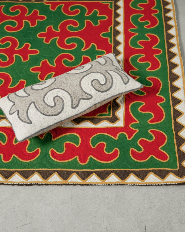 Салбай: ковёр шырдак ручной работы из войлока (красный и зелёный)